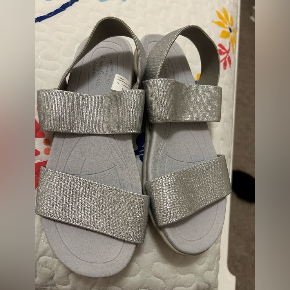 Dearfoam Sandals. NWOT. Silver. Stretch over toes and back strap. Size 7.5